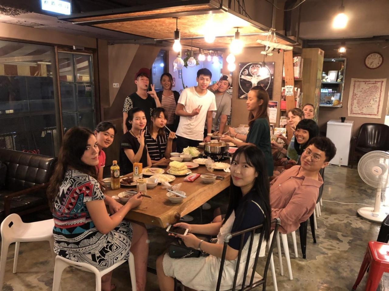 Ximen Wow Hostel Taipei Bagian luar foto